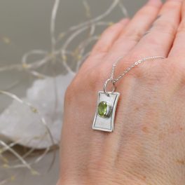   "Eszencia" kézzel készült ezüst amulett peridottal
