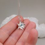 "Nature Details - Havasi gyopár" - kézzel készült ezüst medál akvamarinnal