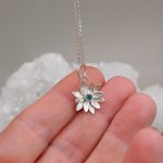 "Nature Details - Havasi gyopár" - kézzel készült ezüst medál akvamarinnal