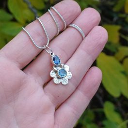   "Nature Details - A belső béke virága" - topáz ezüst amulett