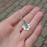 "Nature Details - A belső béke virága" - topáz ezüst amulett
