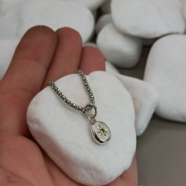   "Nature details - Tsavorit"  kézzel készült ezüst medál