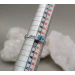 "Az élet áramlása" - kézzel vésett ezüst gyűrű topázzal