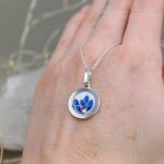 "Virágzás" kék - fehér cloisonné ezüst medál 