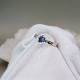   "Föld és ég találkozása" - kézzel vésett ezüst gyűrű tanzanittal