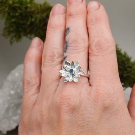   "Nature Details - Havasi gyopár" - kézzel készült ezüst gyűrű akvamarinnal