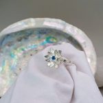 "Nature Details - Havasi gyopár" - kézzel készült ezüst gyűrű akvamarinnal