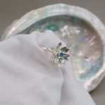 "Nature Details - Havasi gyopár" - kézzel készült ezüst gyűrű akvamarinnal