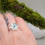 "Nature Details - Havasi gyopár" - kézzel készült ezüst gyűrű akvamarinnal