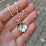 "Nature Details - Az ősz utolsó virága" ezüst medál