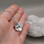 "Nature Details - Az ősz utolsó virága" ezüst medál