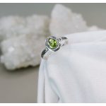 "A természet szívdobbanása" - kézzel vésett ezüst gyűrű peridottal