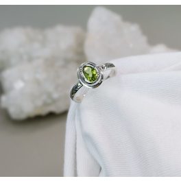   "A természet szívdobbanása" - kézzel vésett ezüst gyűrű peridottal