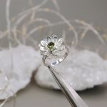 "Nature Details - Peridot Virág" - kézzel készült ezüst gyűrű