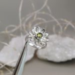 "Nature Details - Peridot Virág" - kézzel készült ezüst gyűrű
