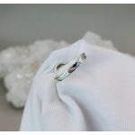 "A hegyek, a völgyek és a lélek találkozása" - kézzel vésett ezüst gyűrű cirkónnal