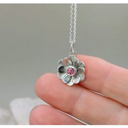   "Szellőrózsa" - kézzel vésett ezüst medál rodolittal.