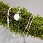 "Nature Details  A Föld és a fény találkozása" - kézzel vésett ezüst medál gránáttal