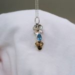 "A természet és védelem szent egysége" - kézzel készült arany, és ezüst amulett topázzal