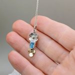 "A természet és védelem szent egysége" - kézzel készült arany, és ezüst amulett topázzal